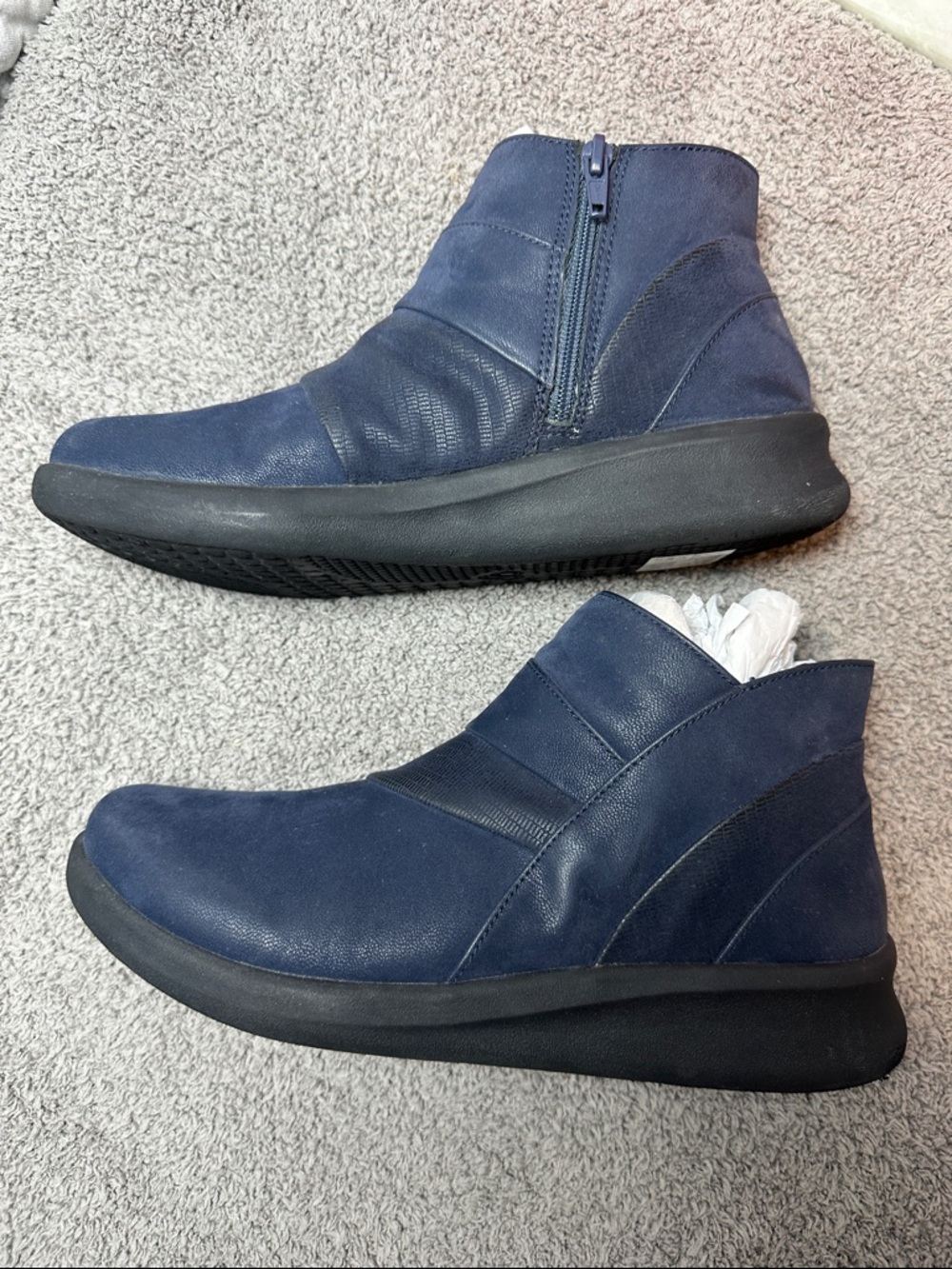 Clarks Caroline Orchid Boots Womens 8.5 NWT Navy Leather Comfort Ankle Boots